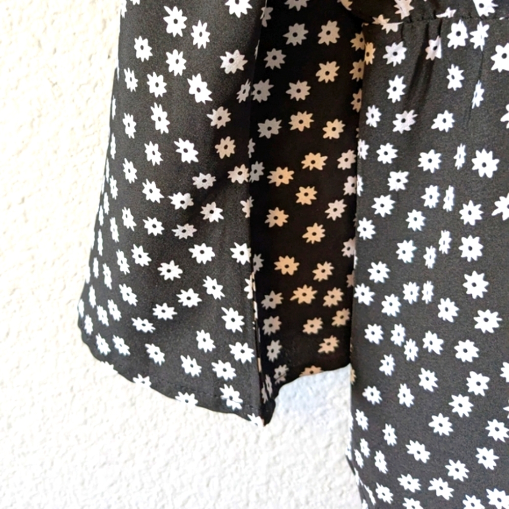 Black and White Ruffled Long Sleeve Blouse Sz. XXL - Picture 6 of 7